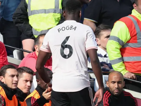 Có một Pogba rất đáng thương trên băng ghế dự bị