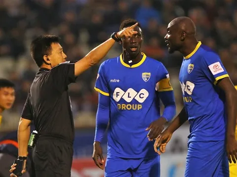 Còi vàng Võ Minh Trí giải nghệ