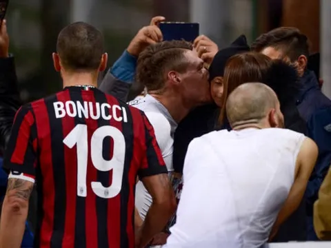 Con trai Bonucci sung sướng khi nhận áo từ 'đối thủ' của cha