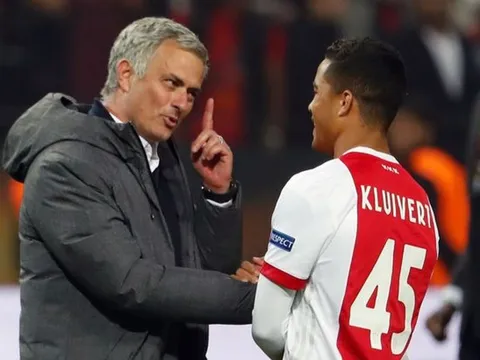 Con trai Kluivert lại khiến Man Utd phát thèm với siêu phẩm