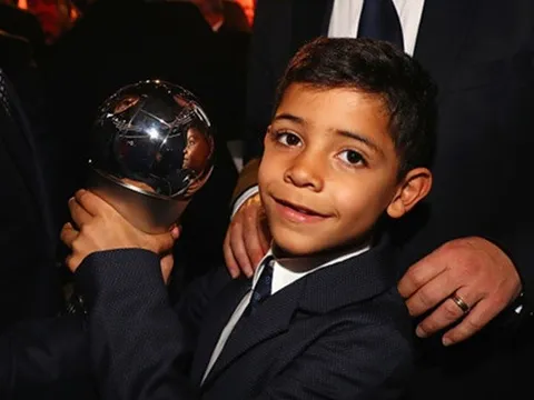 Con trai Ronaldo nhắn nhủ Messi trước thềm lễ trao bóng vàng