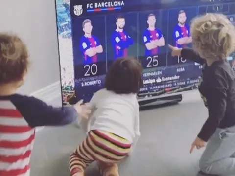 Con Vermaelen mừng rỡ khi thấy cha chơi ở siêu kinh điển