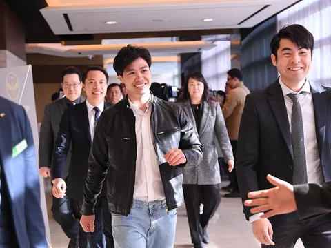 Ra mắt Incheon United, Công Phượng ngầu như tài tử điện ảnh