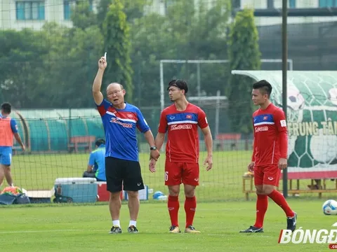 Công Phượng được cầm tay chỉ việc, Xuân Trường trổ tài phiên dịch