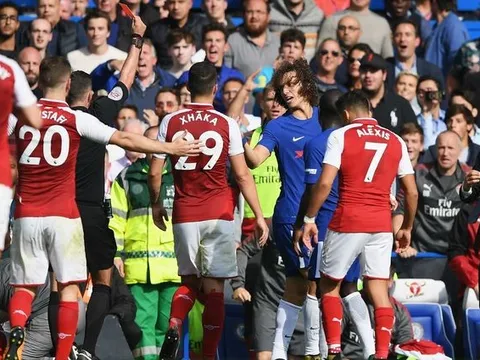 Conte lẫn tránh câu hỏi về chiếc thẻ đỏ của Luiz