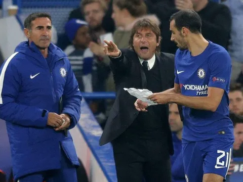 Conte trao 'thư tay' cho học trò trong đêm giông bão
