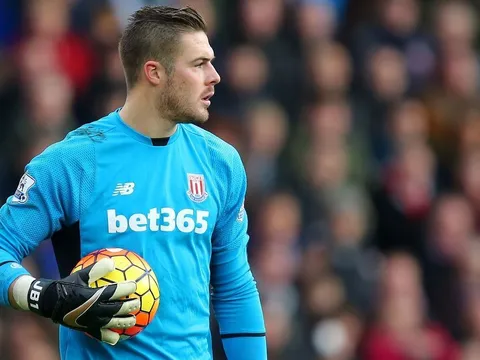 Courtois lấp lửng, Chelsea tìm đến Stoke