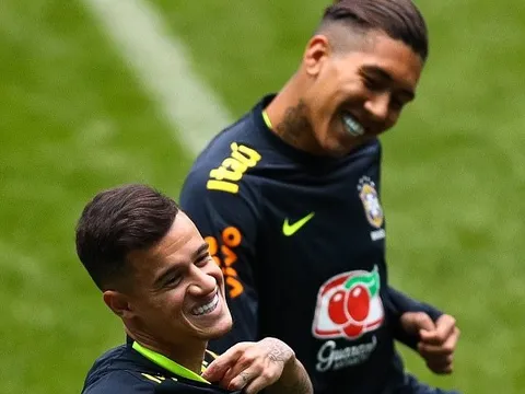 Coutinho đùa giỡn với Firmino trên sân tập, dẹp tan nghi ngờ