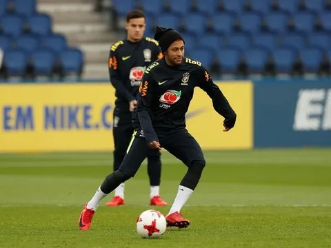 Coutinho tròn xoe mắt khi Neymar trổ tài đi bóng ở buổi tập thứ 2