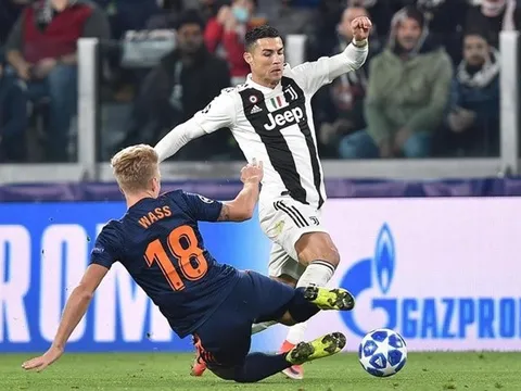 Ở tuổi 33, thi đấu xuất thần, Ronaldo cần gì "Quả bóng vàng"?