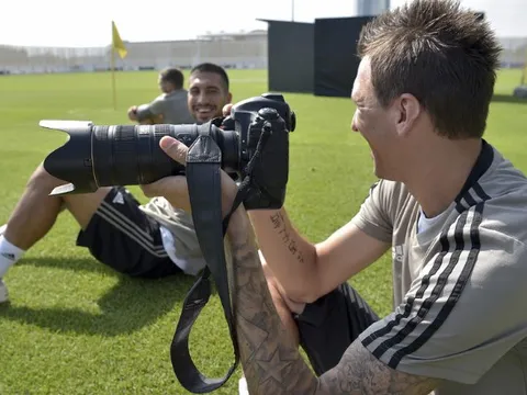 CR7 và đồng đội tập quá sung, Mandzukic đổi nghề làm Paparazzi