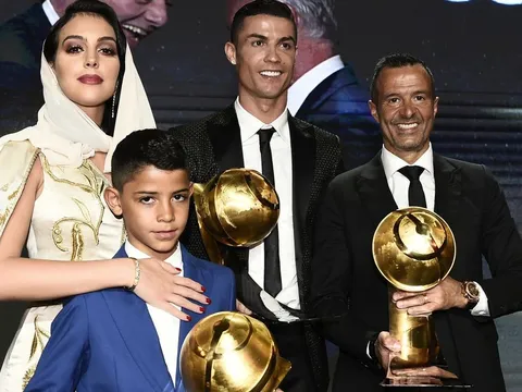 Cuối cùng Ronaldo cũng giành giải thưởng Cầu thủ xuất sắc nhất năm!
