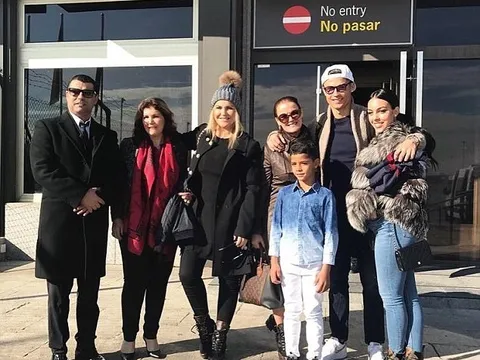 Cristiano Ronaldo đem cả đại gia đình sang Paris