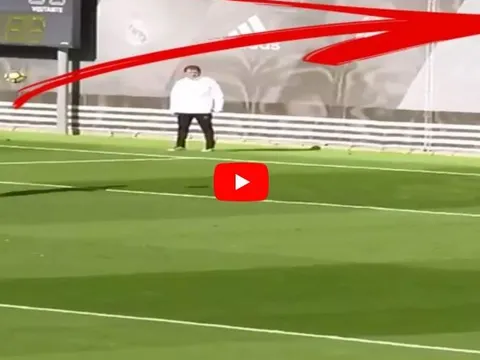 Cristiano Ronaldo ghi bàn bằng vai trong buổi tập