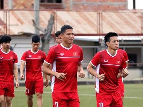 Văn Quyết, Bùi Tiến Dũng báo tin vui trước giờ về nước