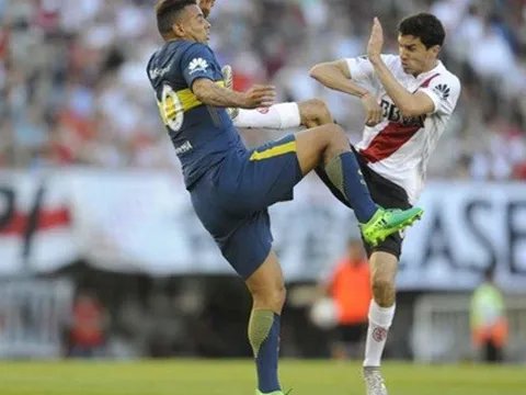 Cú kungfu của De Jong được tái hiện ở derby Argentina