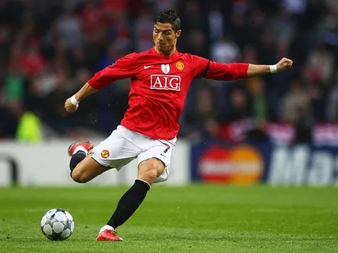 Cú sút rách lưới Porto đưa Ronaldo vào lịch sử
