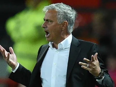Cụm từ "#MourinhoOut" trở thành trào lưu trên mạng xã hội