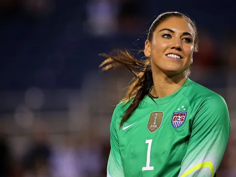 Cựu chủ tịch FIFA Sepp Blatter bị tố sờ mông nữ thủ môn tuyển Mỹ