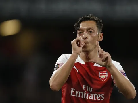 Cựu danh thủ Chelsea chỉ trích Ozil lười biếng, khiến Arsenal lụn bại