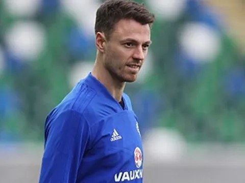 Cựu sao M.U tập sung sức, quyết giúp Bắc Ireland giành vé World Cup