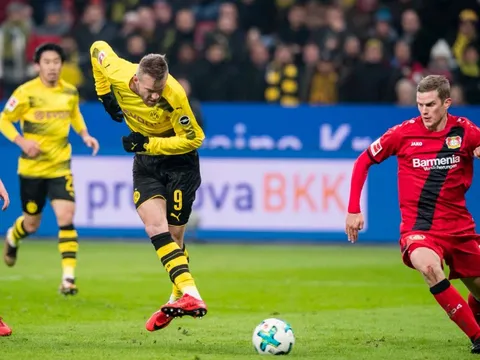 Dortmund hoà bạc nhược, ghế của Peter Bosz lung lay dữ dội