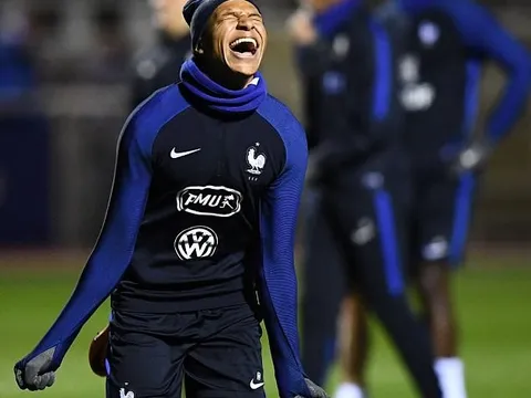 Mbappe thoải mái pha trò cùng Lacazette trong ngày tập thứ 2