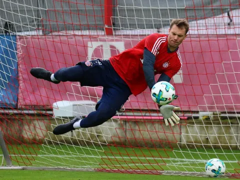 Neuer hoá "người nhện" trong buổi tập mới nhất của Bayern