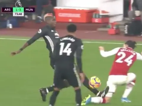 Cận cảnh pha đạp bóng "rợn người" của Paul Pogba với Bellerin