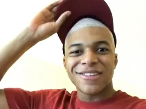 Kylian Mbappe gây "choáng" khi trình làng mái đầu bạch kim thời thượng
