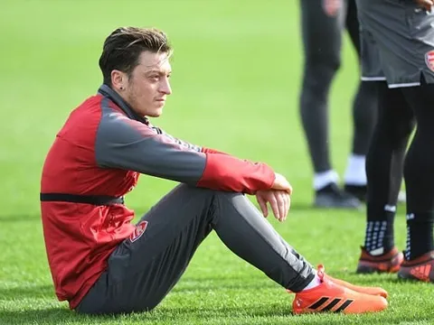 Ozil lộ rõ vẻ đăm chiêu trước ngày đối đầu Everton