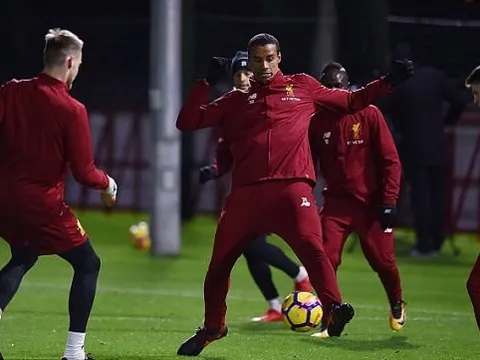 Hàng thủ Liverpool đón tinh binh trước đại chiến với Chelsea