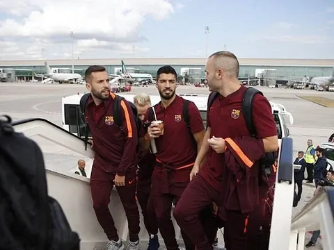 Dàn sao Barcelona "nhuộm đỏ" sân bay Lisbon chờ ngày thi đấu