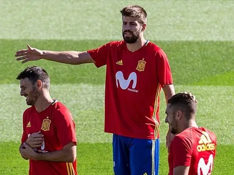 Giữa tâm bão, Pique vẫn cháy hết mình trên sân tập