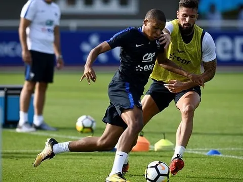 Mbappe so kè quyết liệt cùng Giroud trong ngày tập luyện đầu tiên