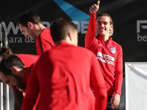 Griezmann xuất hiện đầy "nữ tính" trên sân tập Atletico