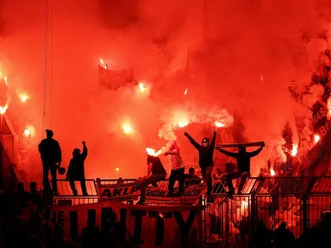 Dortmund 'rực cháy' với pháo sáng trên khán đài Magdeburg