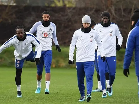 Giật chỏ đối thủ, Ashley Young sắp bị FA sờ gáy