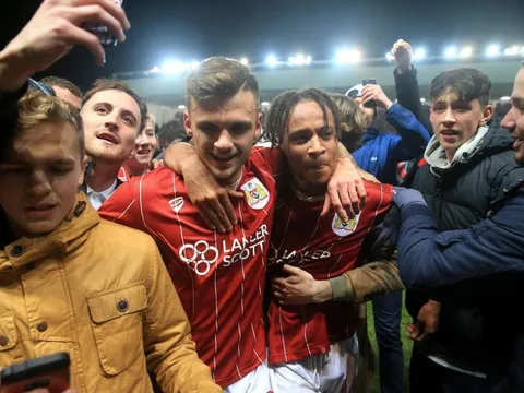 Làm nên kì tích, tập thể Bristol City quậy tung cả sân vận động