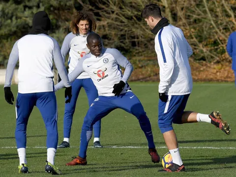 Dàn sao Chelsea trổ tài "đá ma" chờ đấu Swansea