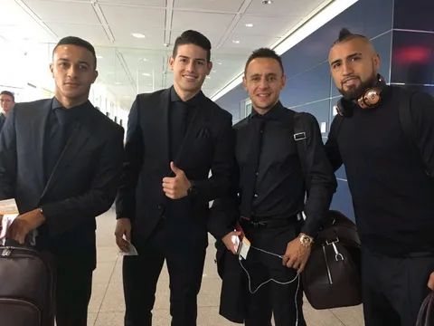 Tập thể Bayern diện vest đen cực ngầu khi hành quân đến Paris