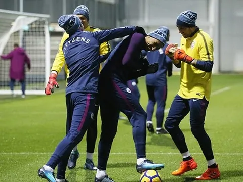 Đá bóng chán chê, sao Man City chuyển sang tập "đấm bốc"