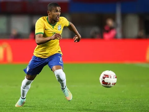 Đá thăng hoa, Douglas Costa được HLV Tite tưởng thưởng