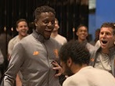 Đại chiến oẳn tù xì của các ngôi sao Liverpool
