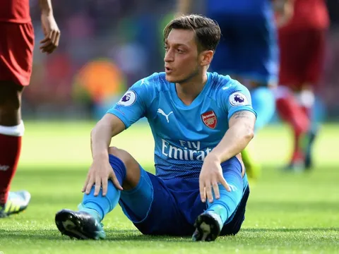 Đại diện hé lộ tương lai của Mesut Ozil, Quỷ đỏ mừng thầm