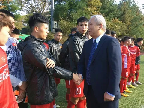 Vị khách đặc biệt ghé thăm ĐT Việt Nam trên đất Hàn Quốc