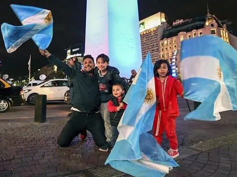 Dân Argentina mở hội sau lần "chết hụt" của đội nhà