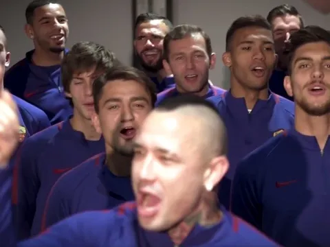 'Dàn đồng ca' AS Roma đốn tim fan bằng khúc nhạc giáng sinh