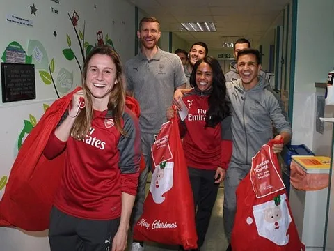 Dàn sao Arsenal tích cực làm từ thiện trước trận gặp BATE