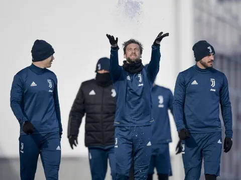Dàn sao Juventus thích thú nghịch tuyết trên sân tập